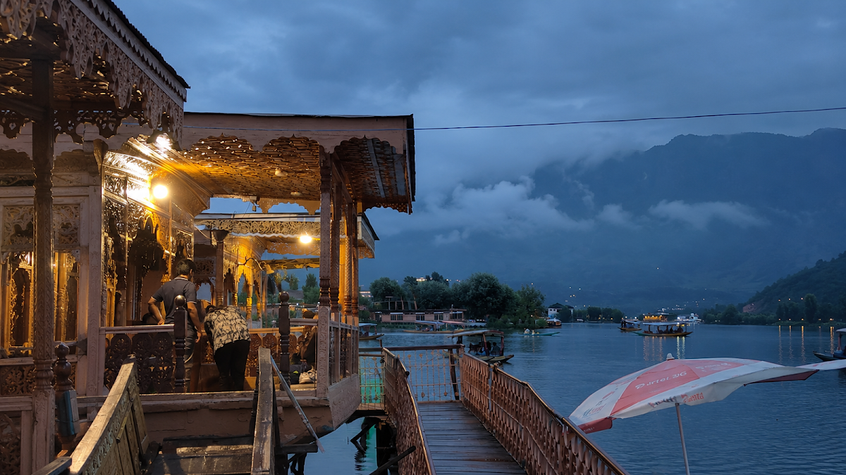 Houseboat Young Morning Star