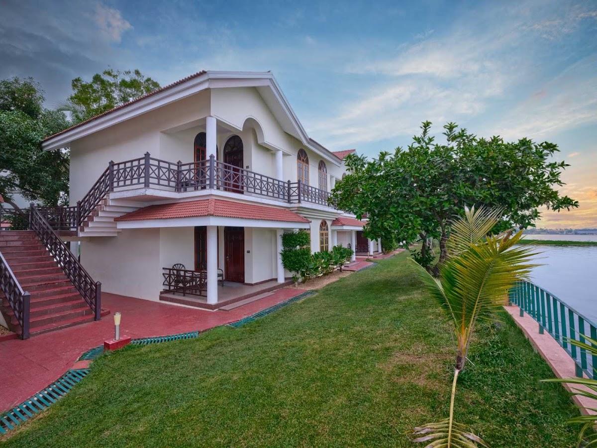 Sterling Lake Palace Alleppey