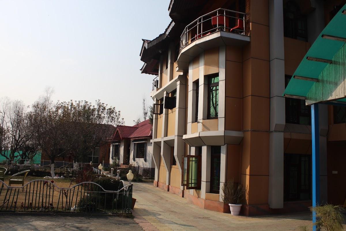 Barzam Lake View Resort